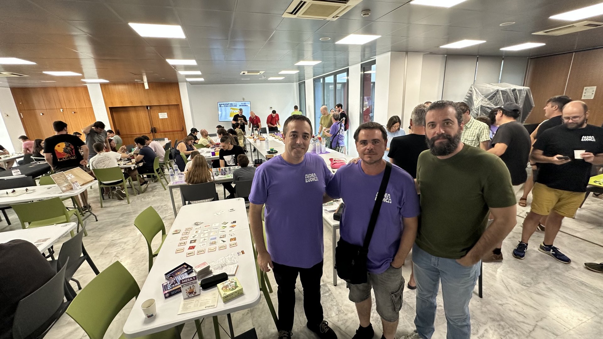 Diseñadores presentando sus prototipos